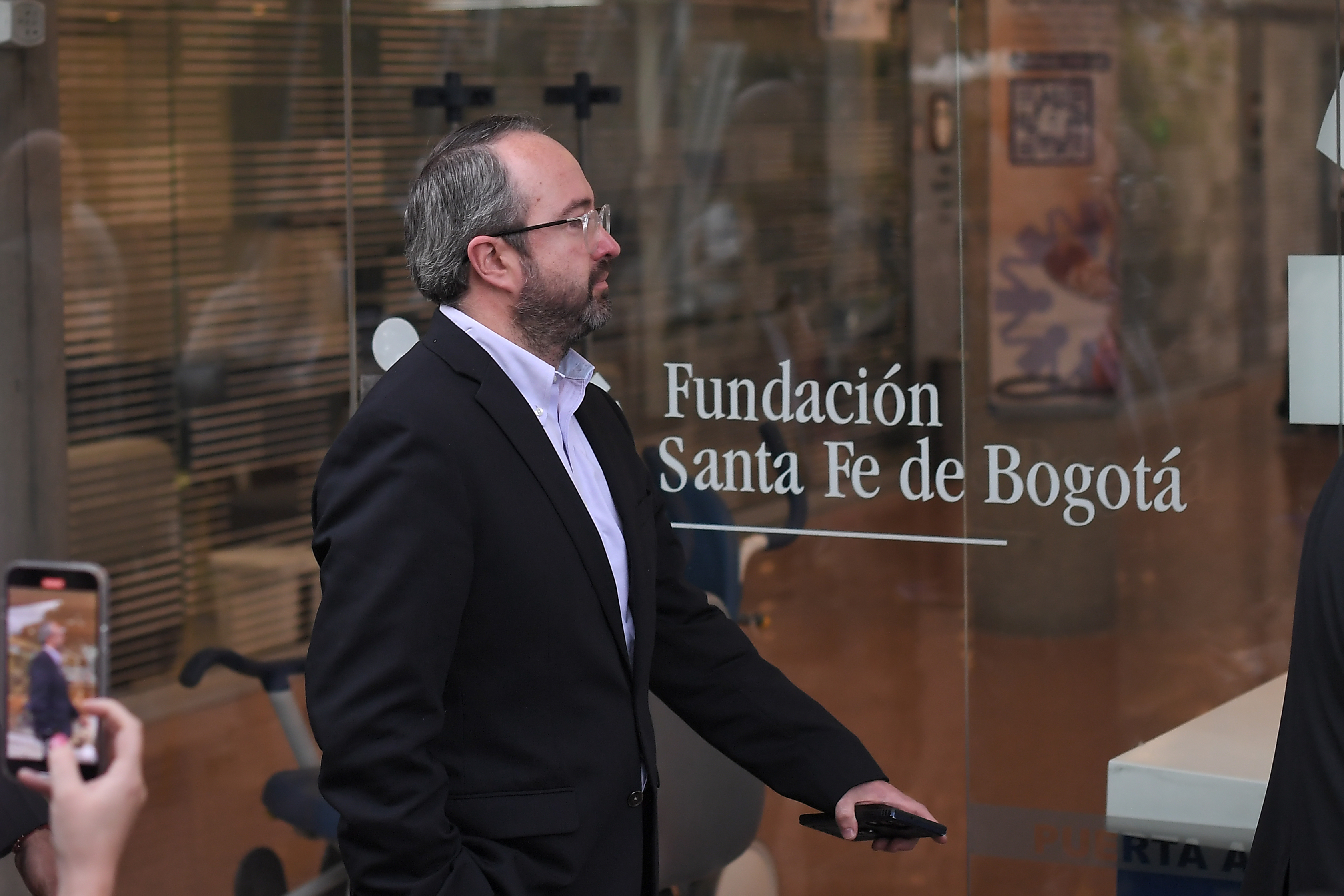 Senador del Centro Democrático durante su llegada a la Fundación Santa Fe para conocer el estado de salud de senador y candidato a la presidencia Miguel Uribe Turbay