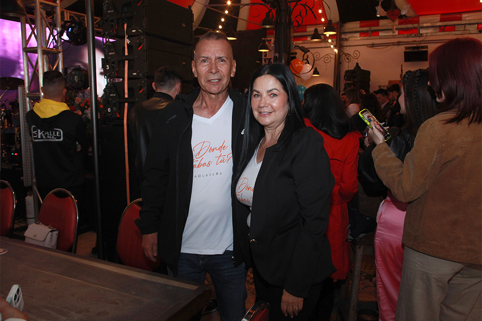A Donde Estabas tú? mas reciente sencillo de la Cantatante de música popular Paola Jara en el Rooftop de Andrés DC en el centro comercial el retiro.