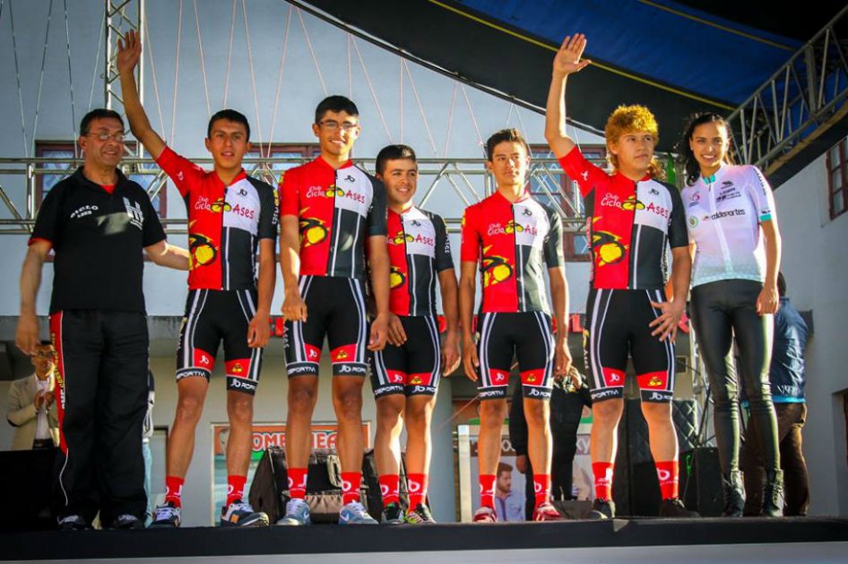 Alineación del equipo Iceberg Bikes. Foto: Vuelta de la Juventud