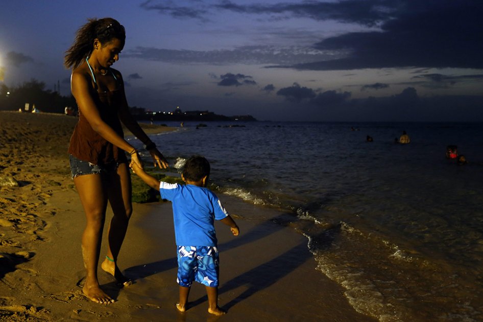 Colaborar o emigrar, el dilema de los puertorriqueños ante la crisis