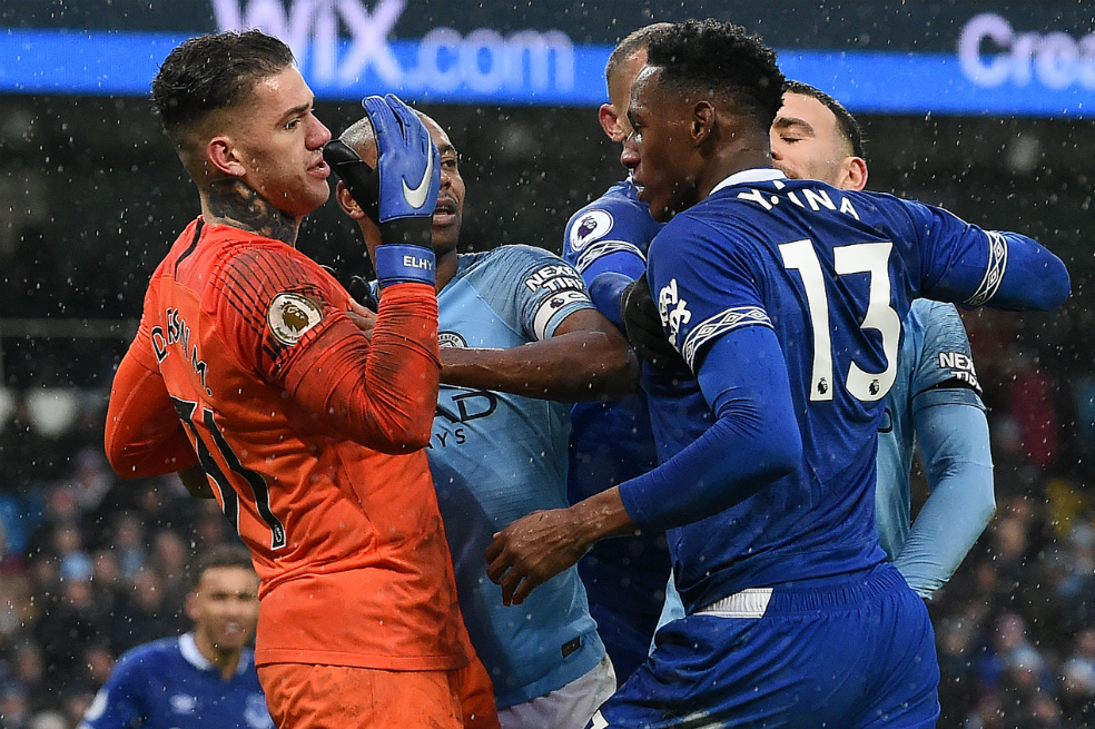 Yerry Mina fue titular en la derrota del Everton ante el Manchester City