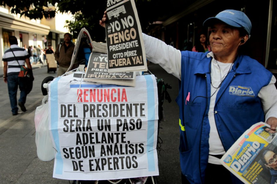 Un puesto de venta de periódicos anuncia el paro nacional al tiempo que las portadas hablan sobre la posible renuncia del presidente de Guatemala, Otto Pérez Molina, en Ciudad de Guatemala. /EFE