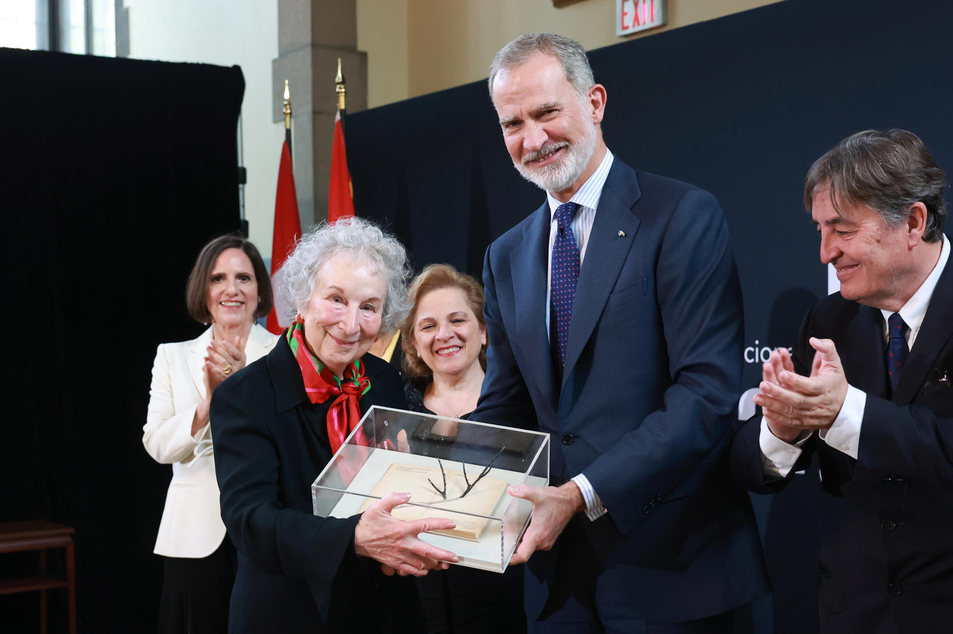 TORONTO, 21/05/2026.- El rey de España, Felipe VI, entrega el III Premio Internacional de Poesía Joan Margarit a la escritora canadiense Margaret Atwood, en la Universidad Victoria de Toronto, ayer miércoles. EFE/ Casa Real SOLO USO EDITORIAL/SOLO DISPONIBLE PARA ILUSTRAR LA NOTICIA QUE ACOMPAÑA (CRÉDITO OBLIGATORIO)
