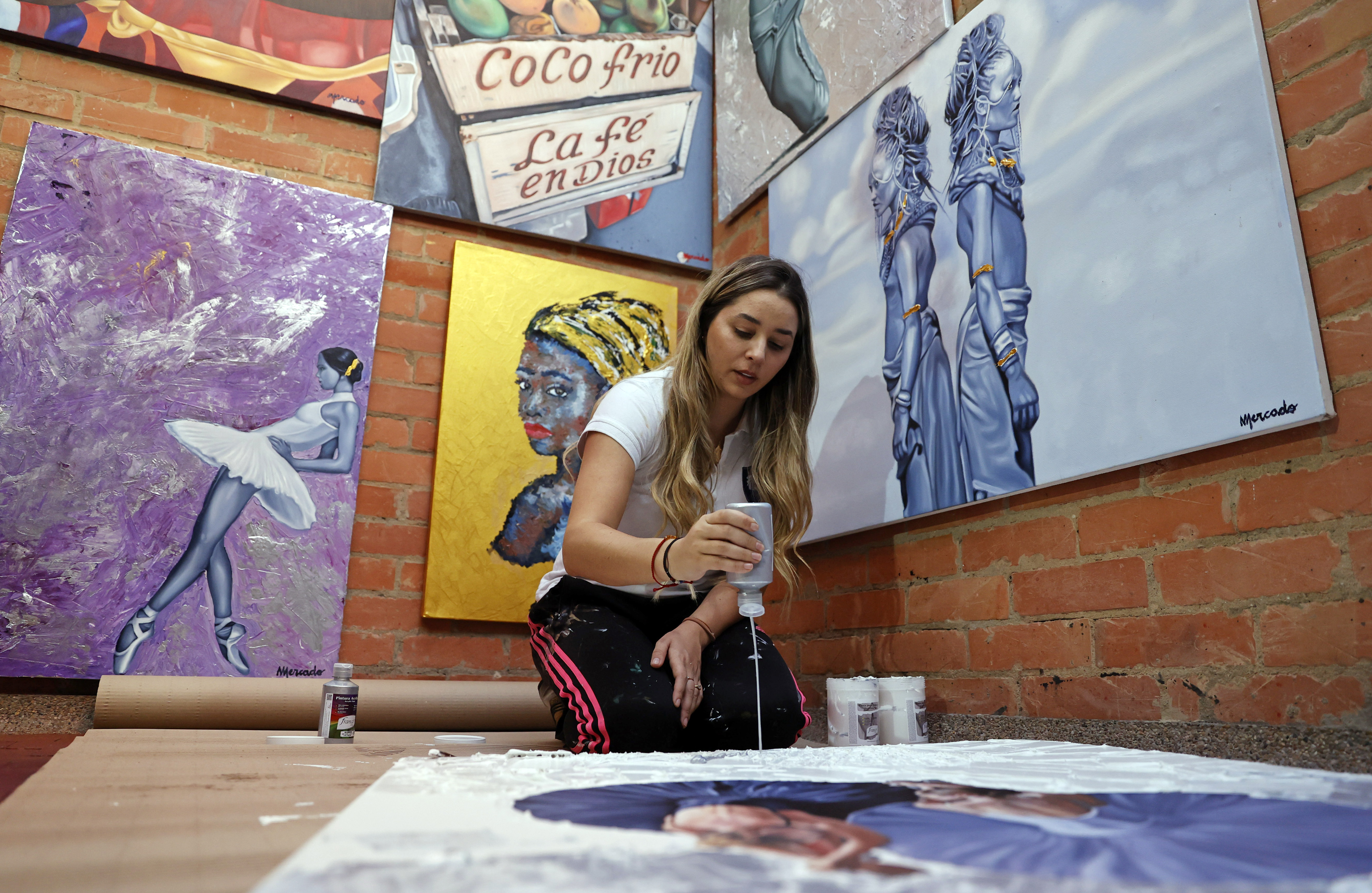 La abogada colombiana que descubrió la pintura en la pandemia llevará su obra a Nueva York