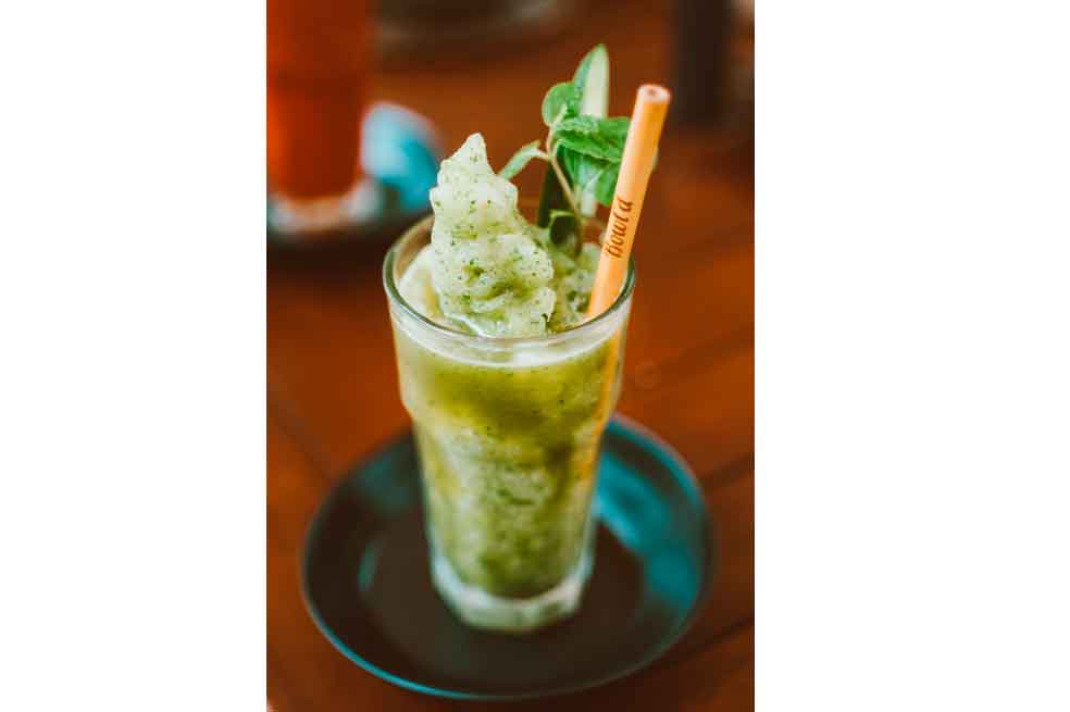 Batido verde de espinaca y remolacha para combatir el hígado graso