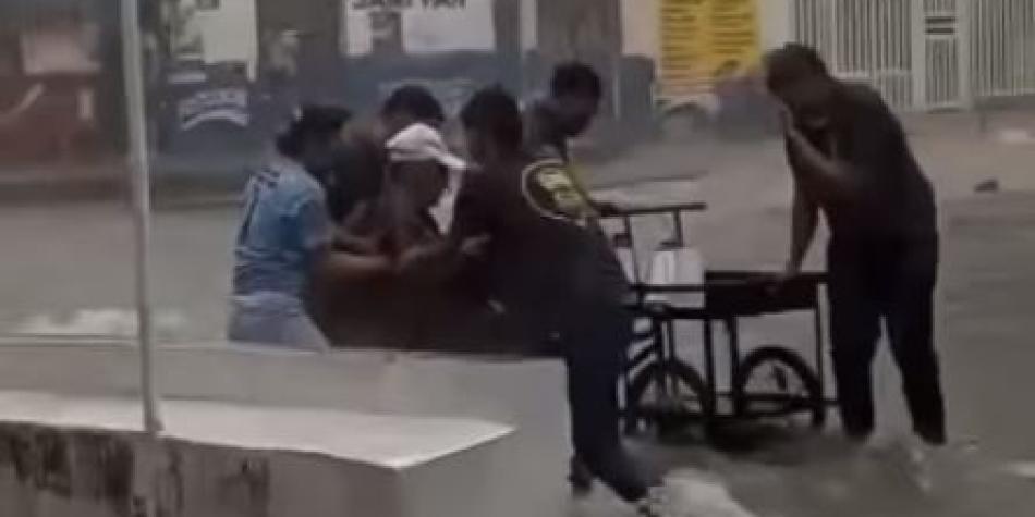 Video: rescatan a hombre de 72 años que arrastró un arroyo en Barranquilla