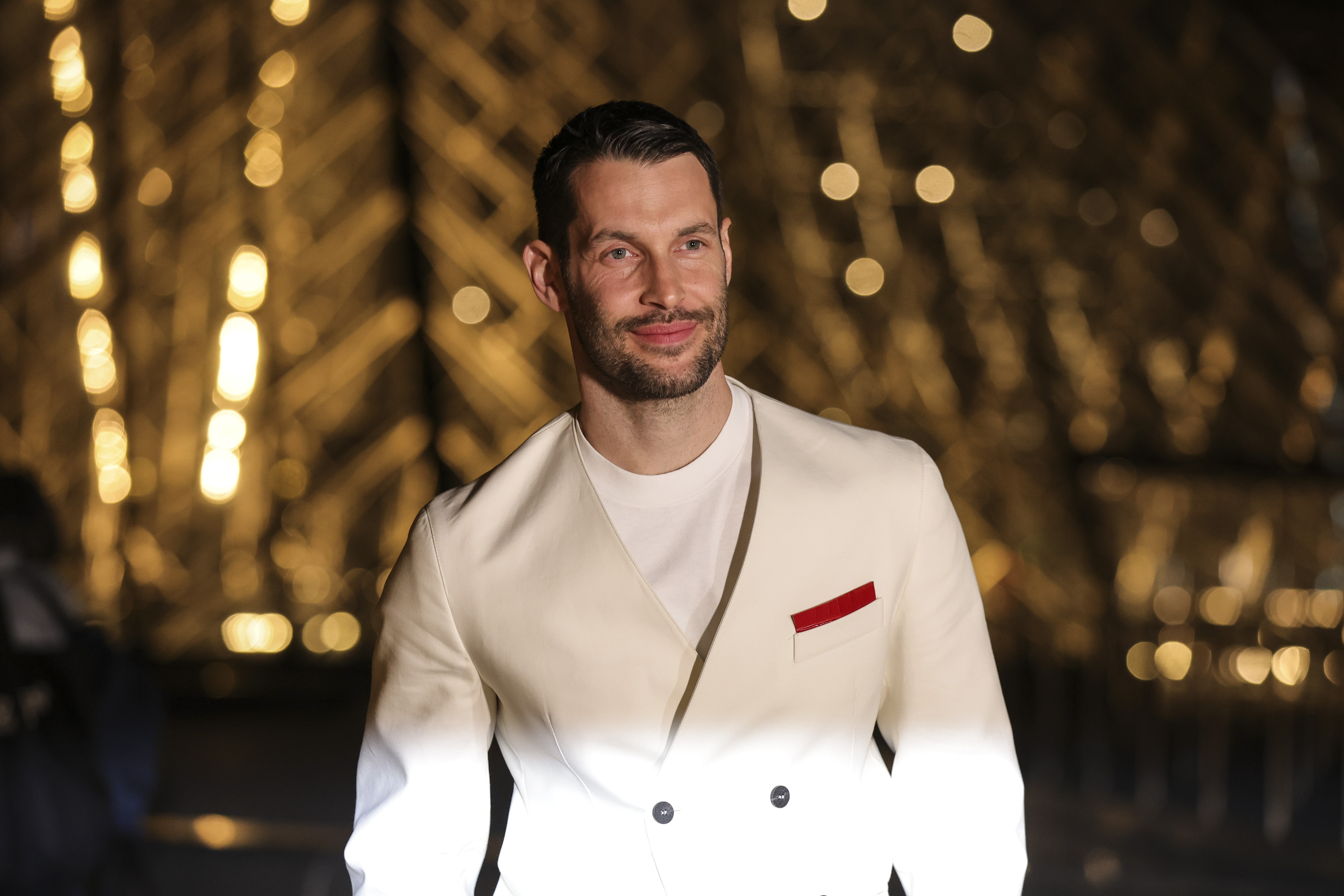 Paris (France), 04/03/2025.- French fashion designer Simon Porte Jacquemus arrives for the 'Le Grand Diner du Louvre' at the Louvre Museum in Paris, France, 04 March 2025. The Louvre Museum is hosting the gala dinner to mark the official opening of Paris Fashion Week and to raise funds to support the Louvre's restoration projects, educational programs, and initiatives aimed at making the museum more accessible to a broader audience. (Moda, Francia) EFE/EPA/TERESA SUAREZ