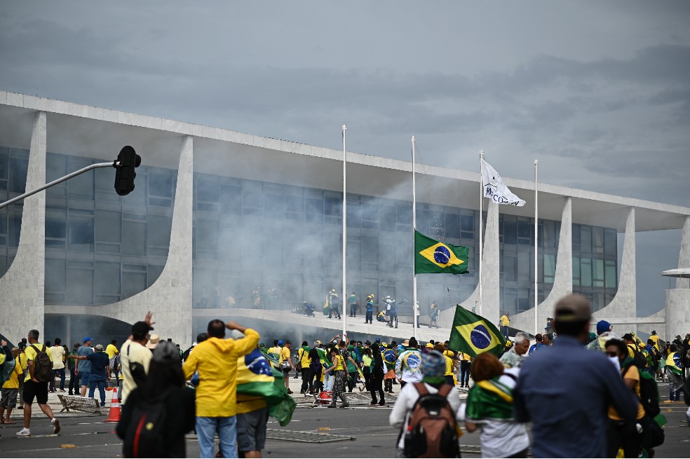 Los seguidores de Bolsonaro invadieron el Congreso reclamando una intervención militar para derrocar al presidente Lula da Silva.