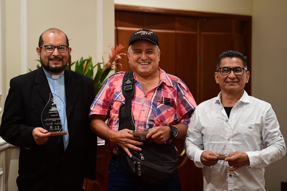 Además de la Asociación Departamental Somos Visibles (centro), que obtuvo el primer lugar, también fueron reconocidas la Asociación de sobrevivientes del Caquetá 'Unidos por la Vida' (derecha) y la Fundación Sayer (izquierda).