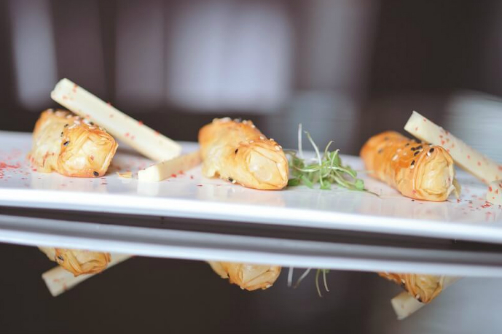 Tabaquitos de phyllo rellenos de queso y palmitos