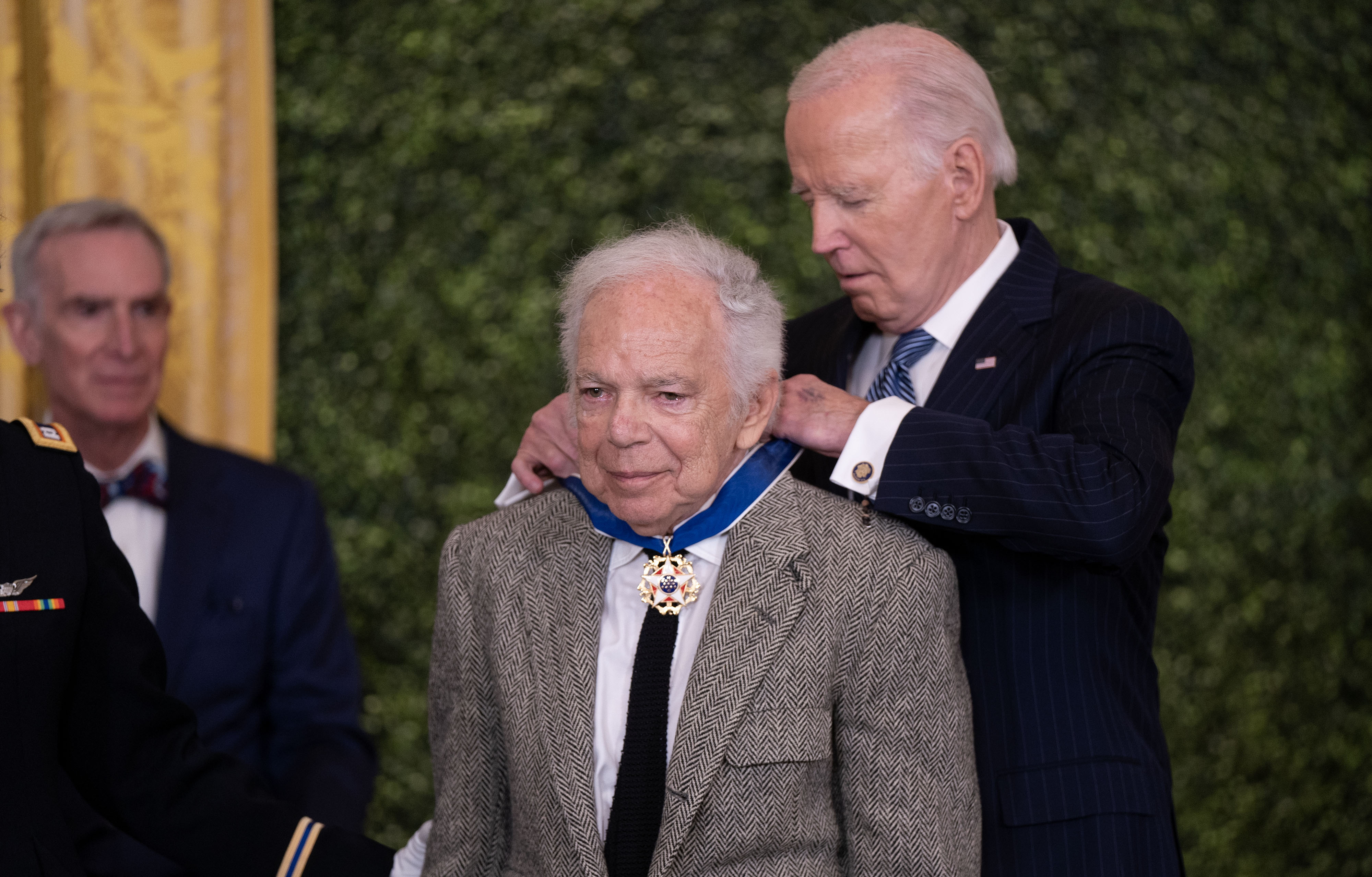 Washington (United States), 04/01/2025.- US President Joe Biden (R) presents fashion designer and philanthropist Ralph Lauren with the Presidential Medal of Freedom during a ceremony in the East Room of the White House in Washington, DC, USA, 04 January 2025. The Presidential Medal of Freedom is the Nation's highest civilian honor, presented to individuals who have made exemplary contributions to the prosperity, values, or security of the United States, world peace, or other significant societal, public or private endeavors. (Moda, Estados Unidos) EFE/EPA/LEIGH VOGEL / POOL