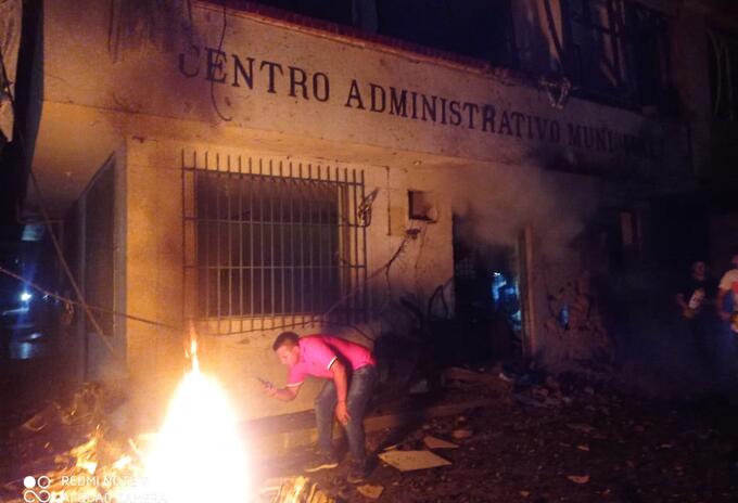 Explosión de carro bomba afectó gravemente sede de la Alcaldía de Argelia (Cauca)