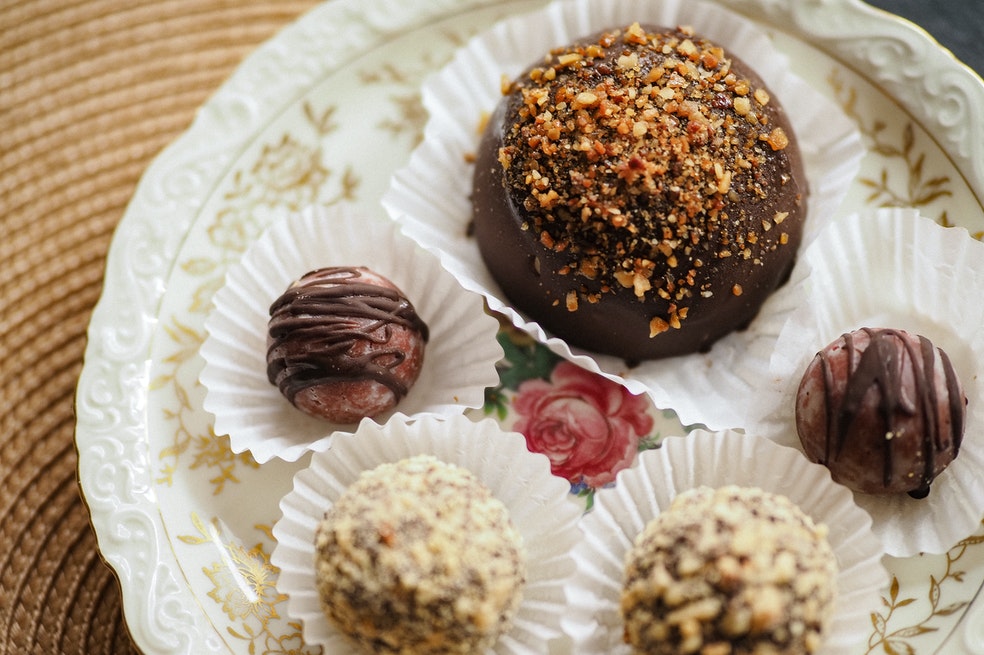 Sigue esta receta y prepara unos deliciosos bombones de chocolate y coco.