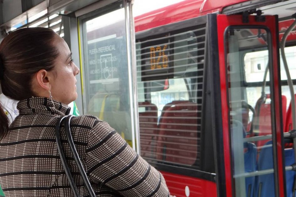 Controversia por Acuerdo que contempla sillas preferenciales para mujeres en Transmilenio