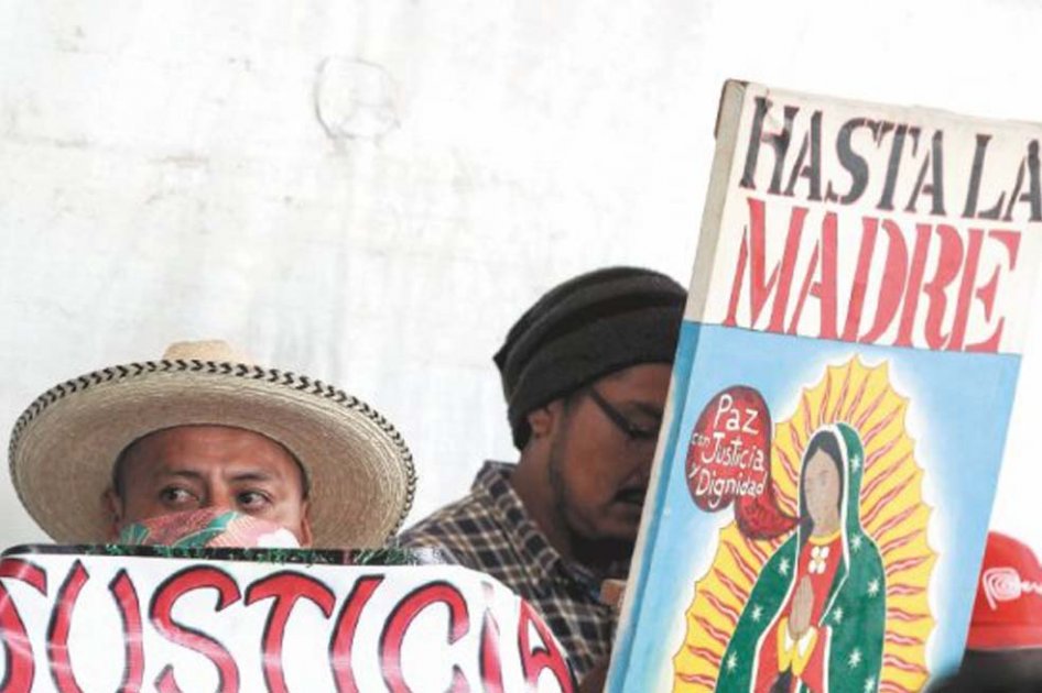 Una marcha de los familiares de los estudiantes desaparecidos en oscuros hechos el 26 de septiembre de 2014 en Iguala. / AFP