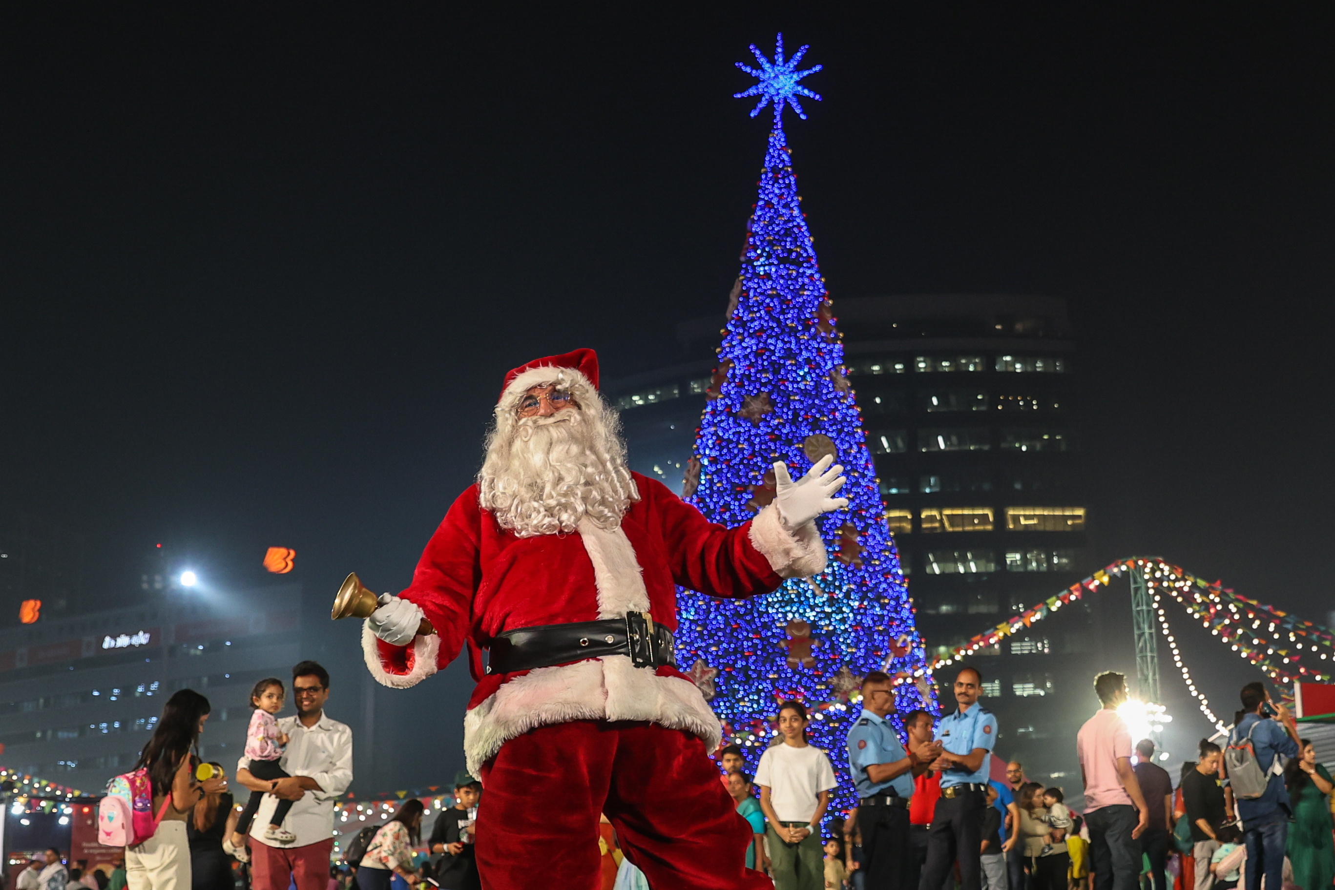 Mumbai (India), 23/12/2024.- A man dressed as Santa Clause dances during a carnival ahead of Christmas in Mumbai, India, 23 December 2024. Christmas Day is a Christian holiday celebrated on 25 December to commemorate the birth of Jesus. EFE/EPA/DIVYAKANT SOLANKI
