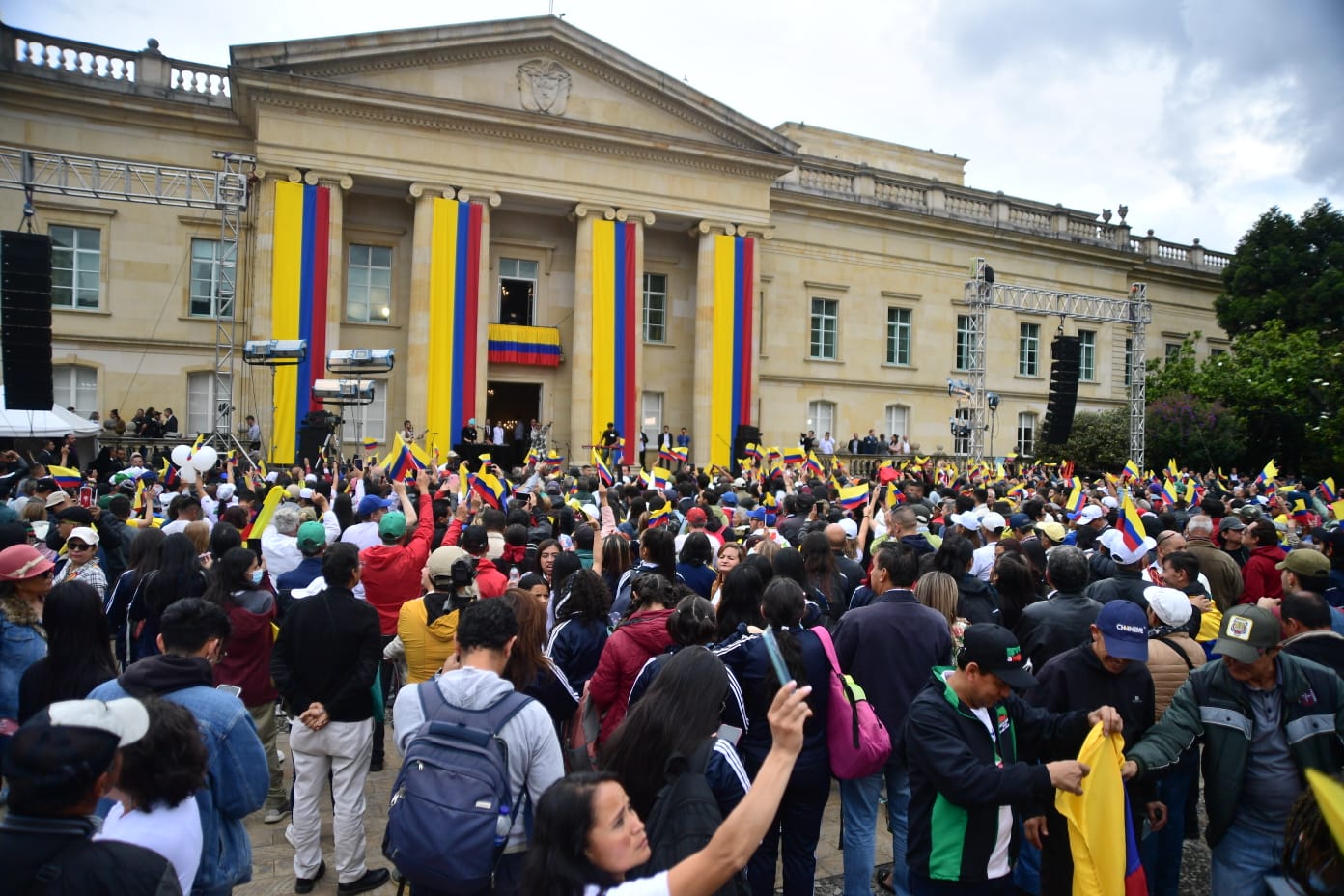 Cientos de personas hicieron fila para ingresar a la Plaza Núñez para escuchar al presidente Gustavo Petro y su pronunciamiento oficial de los ajustes que propone en la cartera de la salud.