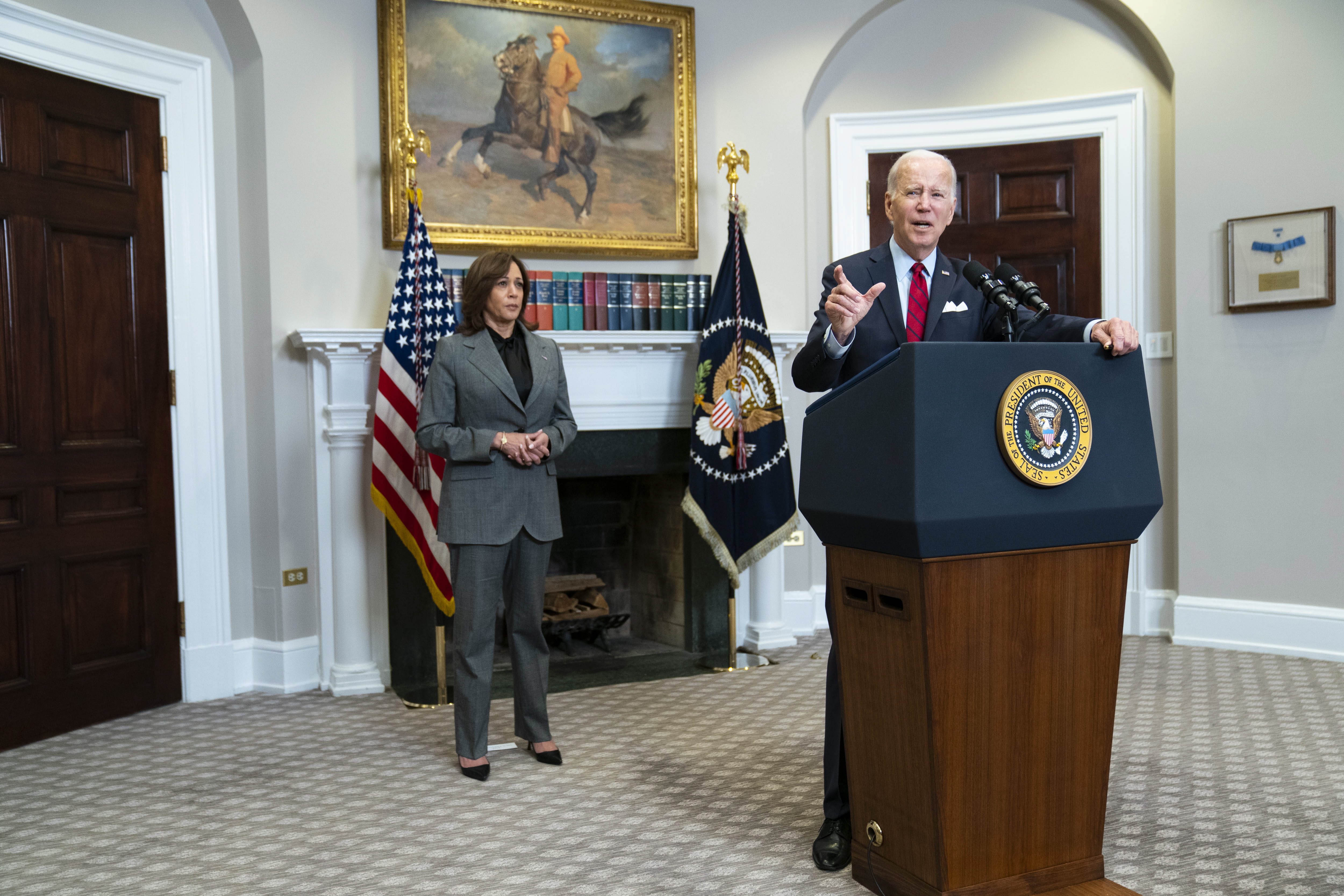 Washington (United States), 05/01/2023.- US President Joe Biden (R) speaks alongside Vice President Kamala Harris (L) in the Roosevelt Room of the White House in Washington, DC, USA, 05 January 2023. Biden will expand a humanitarian program to allow up to 30,000 additional migrants per month from Cuba, Nicaragua, Haiti and Venezuela ahead of a trip next week to Mexico that's expected to include a stop at the border. (Estados Unidos) EFE/EPA/Sarah Silbiger / POOL