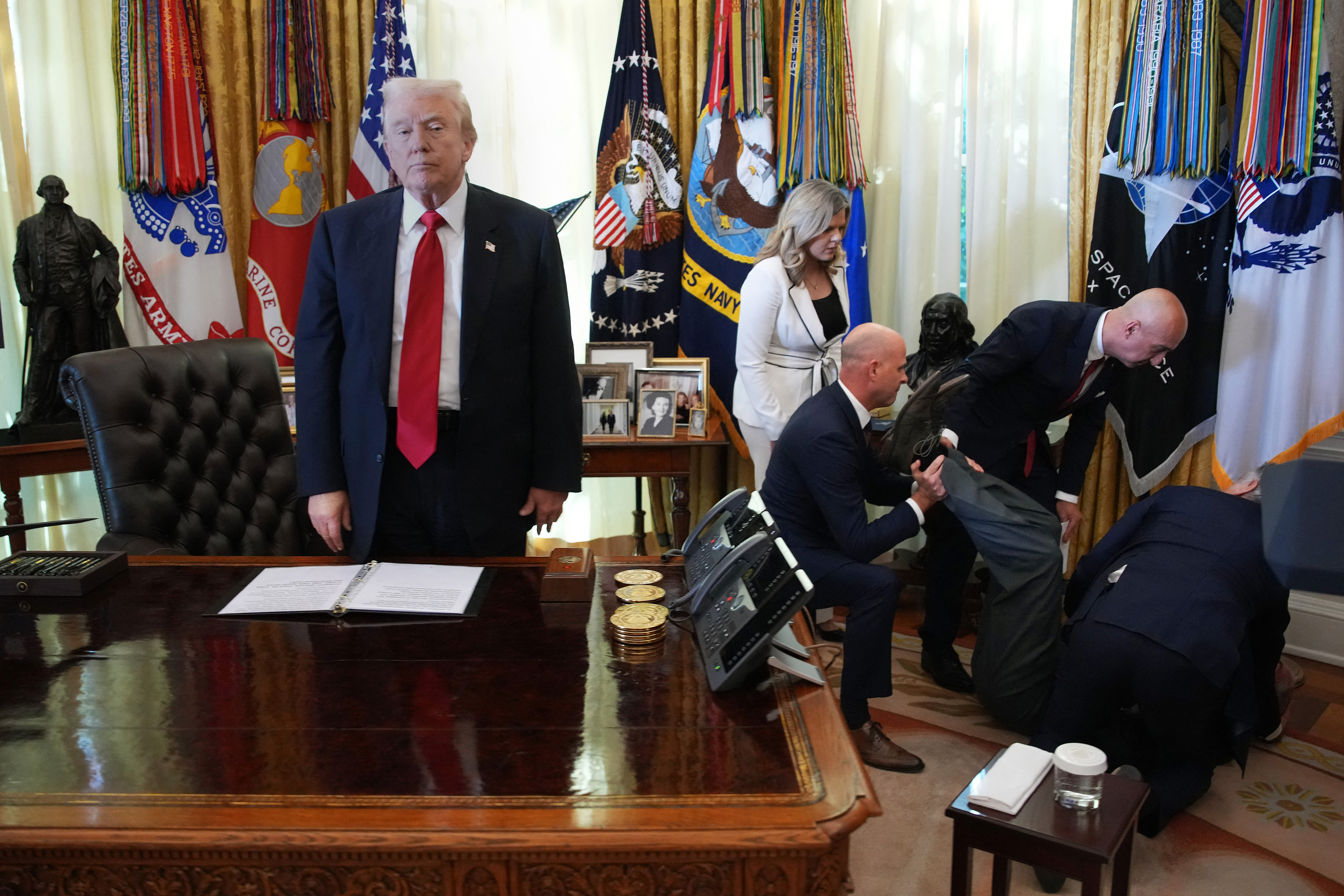Desmayo en la Casa Blanca: un hombre se desplomó en reunión con Donald Trump