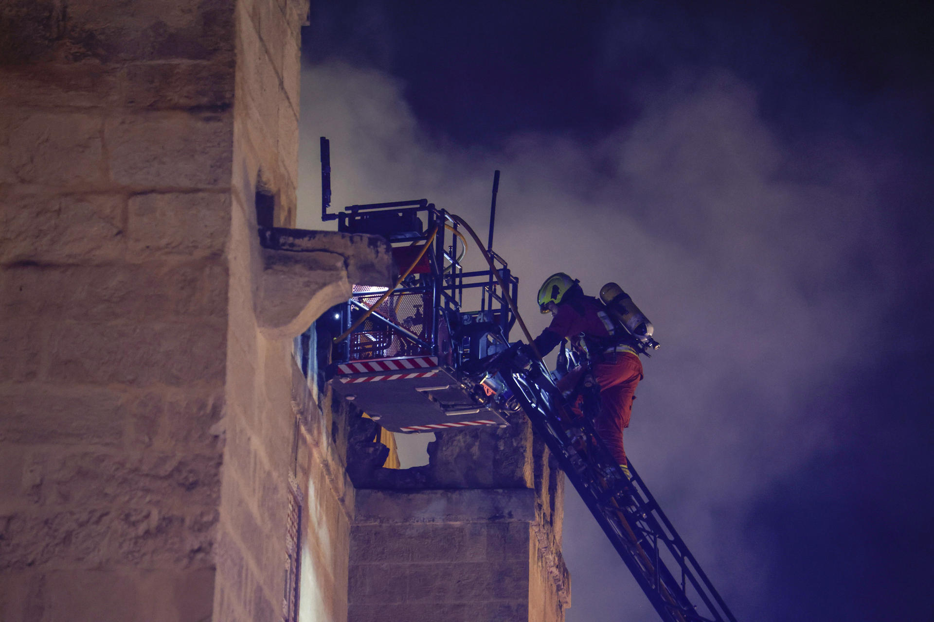 Se incendió la Mezquita-Catedral de Córdoba en España: el fuego ya fue controlado