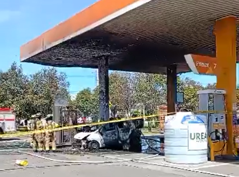 Video: dos vehículos se incendiaron en estación de gasolina del sur de Bogotá