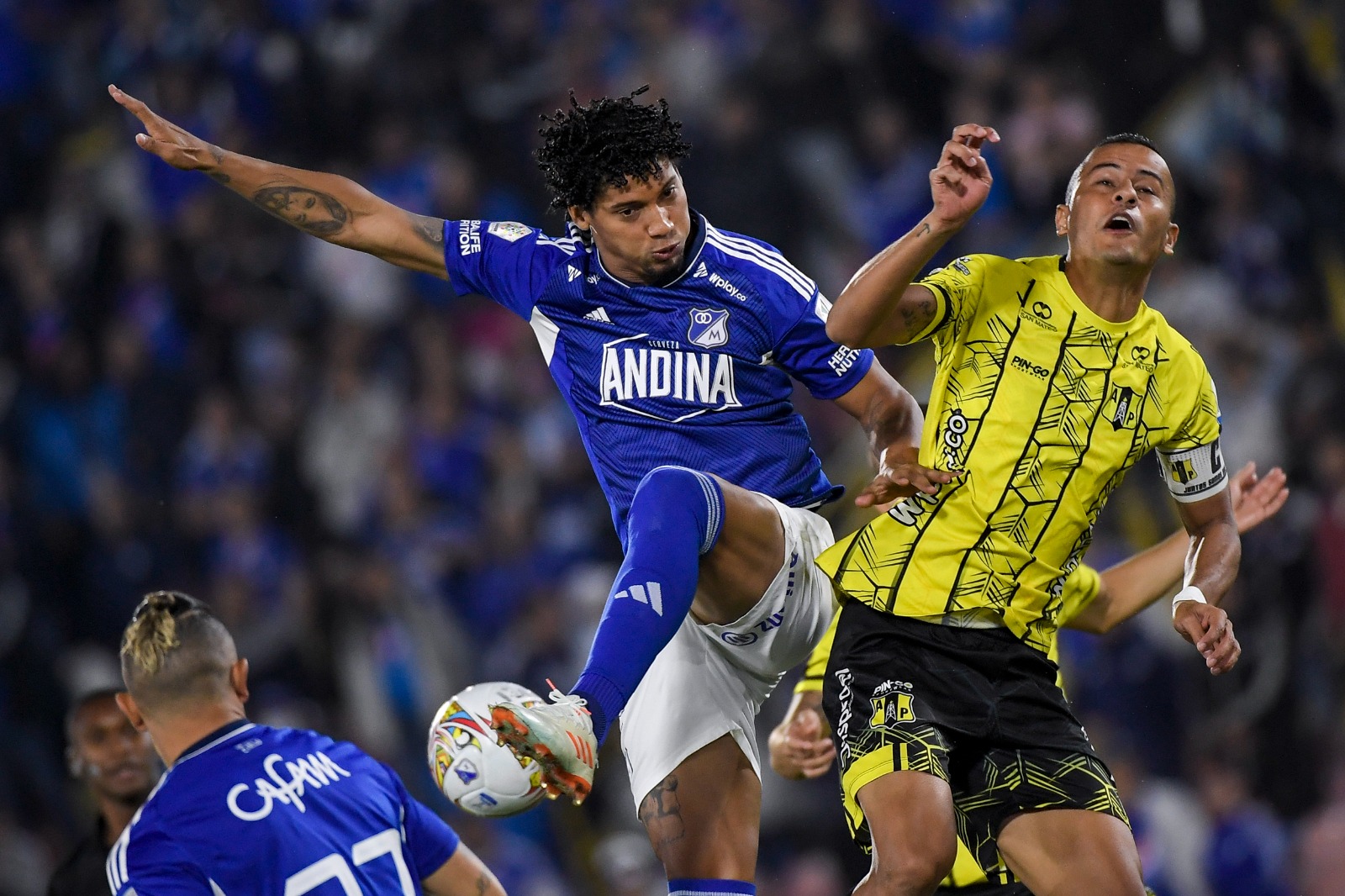 Juan Carlos Pereira (Millonarios) junto a Luciano Ospina (Alianza).