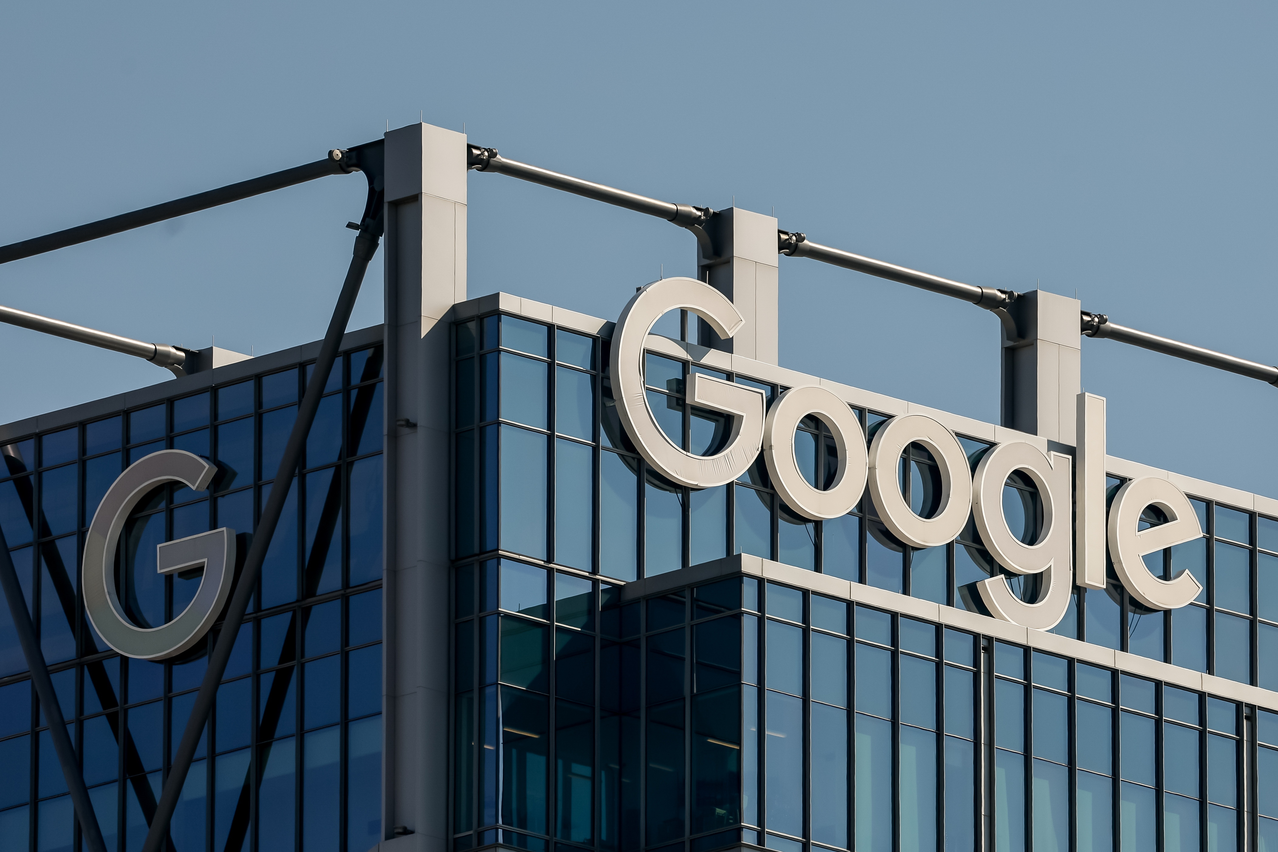Atlanta (United States), 21/02/2024.- (FILE) - A Google business logo on an office building in midtown Atlanta, Georgia, USA, 21 February 2024 (reissued 05 August 2024). A US court on 05 August ruled that tech giant Google violated antitrust laws to maintain a monopoly on online searches. The US Department of Justice had sued Google for its control of over 90 percent of the online search market. EFE/EPA/ERIK S. LESSER