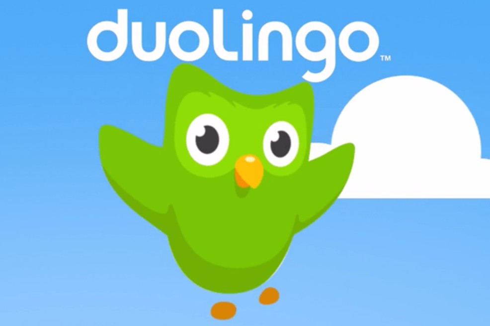 El suceso recuerda el cambio de marca que sufrió Twitter en 2023, cuando Elon Musk eliminó el icónico pájaro azul al transformar la plataforma en X. Ahora, Duolingo parece estar siguiendo una estrategia similar al modificar su imagen corporativa y lanzar un nuevo logo con un sombrero de vaquero.