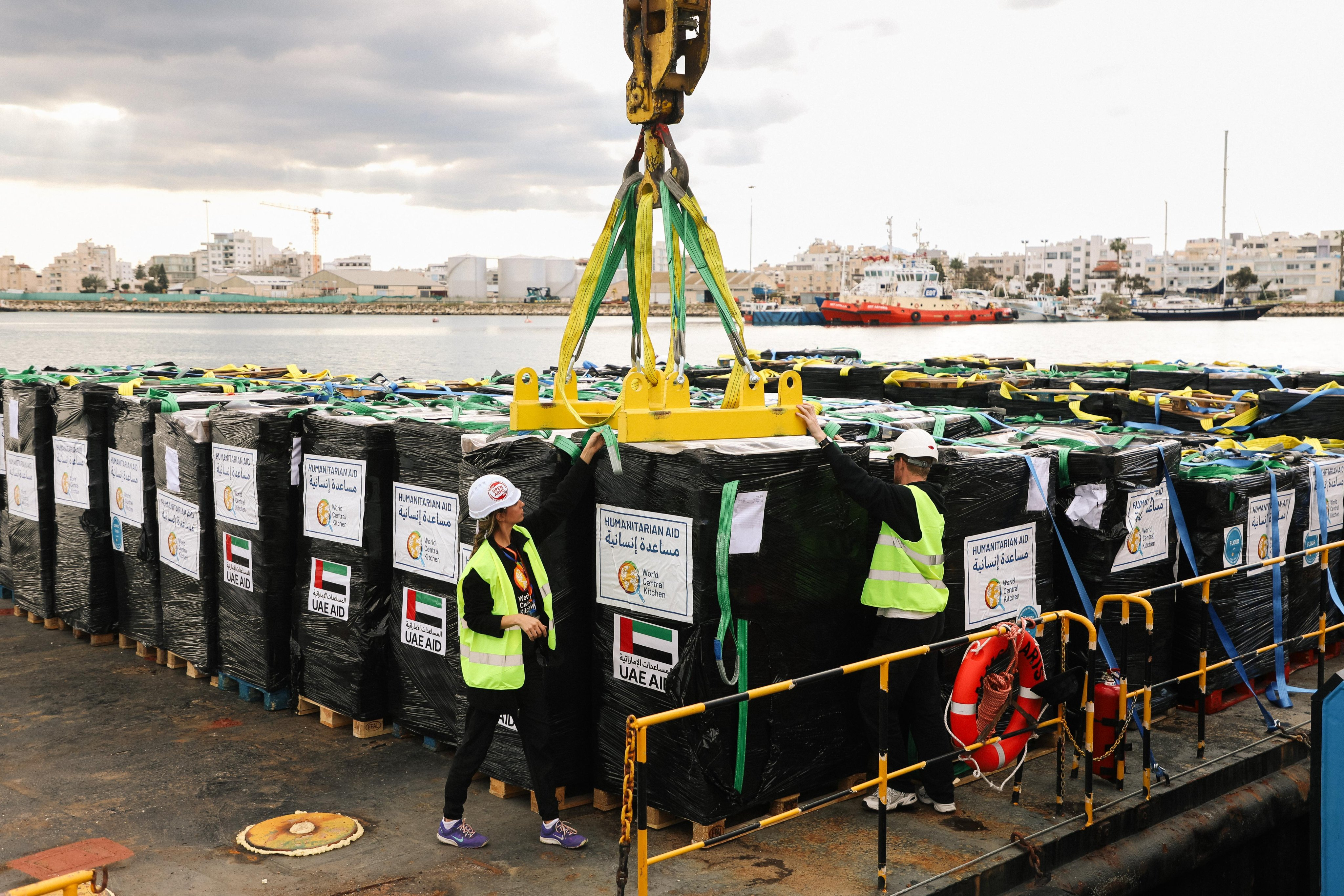 Chipre, 10/03/2024.- Palés con ayuda humanitaria de World Central Kitchen y UAEAid son cargados en un barco de Open Arms en un puerto de Chipre para ser transportados a la Franja de Gaza. Un barco de la ONG catalana Open Arms está a la espera este domingo de las circunstancias adecuadas para partir hacia Gaza desde Chipre con 200 toneladas de alimentos, para aliviar la hambruna causada por el bloqueo y los ataques israelíes a la Franja. EFE/ World Central Kitchen via X - SOLO USO EDITORIAL/SOLO DISPONIBLE PARA ILUSTRAR LA NOTICIA QUE ACOMPAÑA (CRÉDITO OBLIGATORIO) -