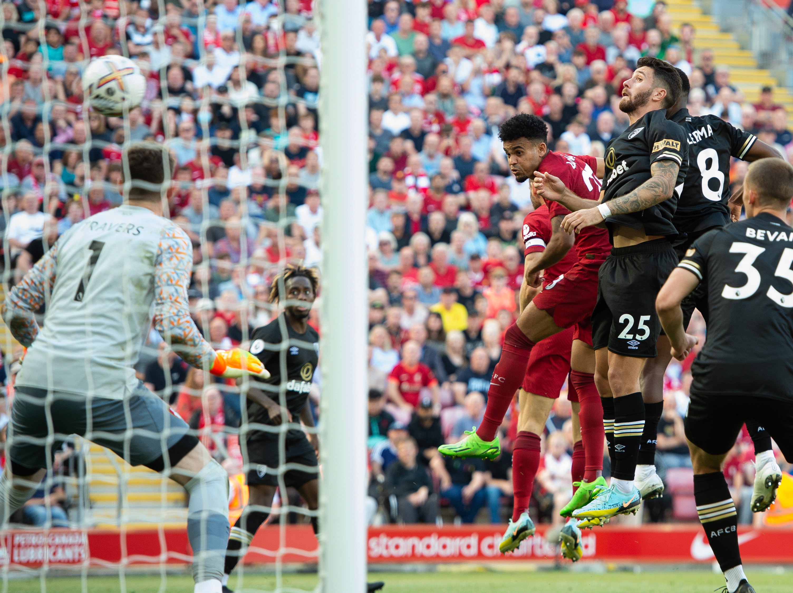 Luis Díaz fue figura en la goleada histórica del Liverpool contra Bournemouth