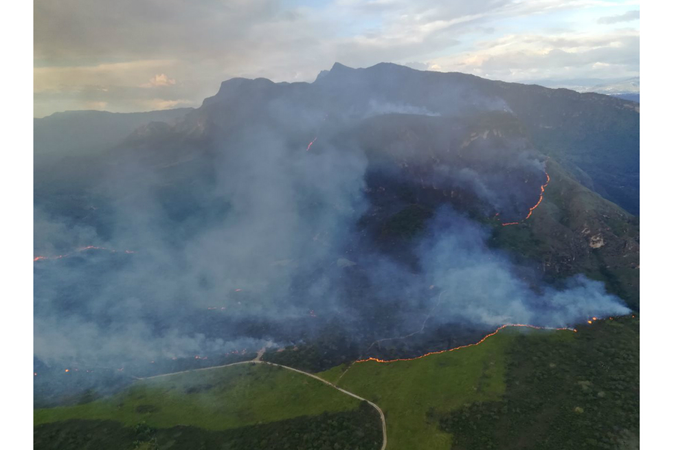 Luchan por controlar incendio forestal de grandes proporciones en Nilo, Cundinamarca