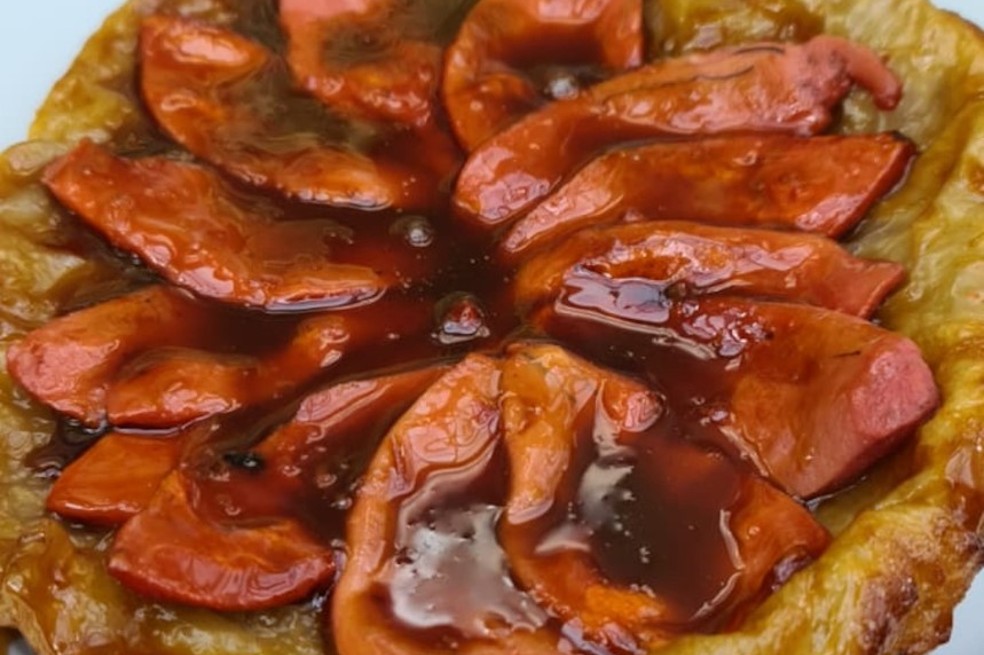 El secreto es hornear este rico postre justo antes de servirlo, para disfrutar el hojaldre bien crujiente y la fruta en su caramelo recién hecho… Y siempre acompañarlo con buen helado de vainilla.