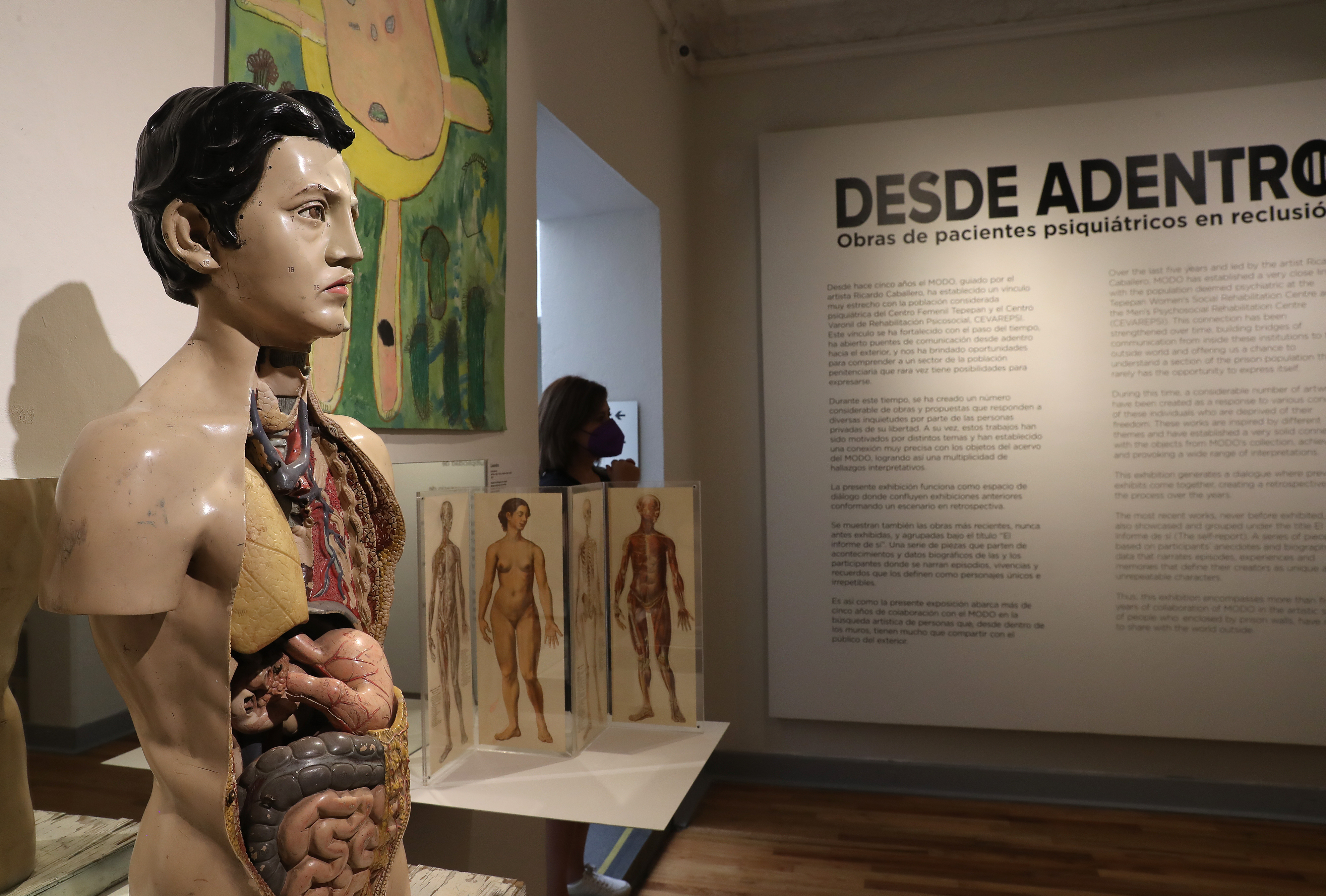 MEX8522. CIUDAD DE MÉXICO (MÉXICO), 13/07/2022.- Fotografía de la muestra "Desde adentro", exhibida en el Museo del Objeto en Ciudad de México (México). La muestra “Desde Adentro” recoge 52 obras de 54 pacientes psiquiátricos del sistema penitenciario de la Ciudad de México y abre el panorama del mundo artístico a la vez que muestra el valor de esta disciplina. EFE/ Alex Cruz