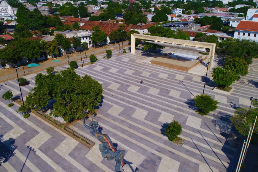 Funcionarios de Corpocesar realizaron una inspección al árbol de mango de la Plaza Alfonso López para establecer las condiciones en las que se encuentra.