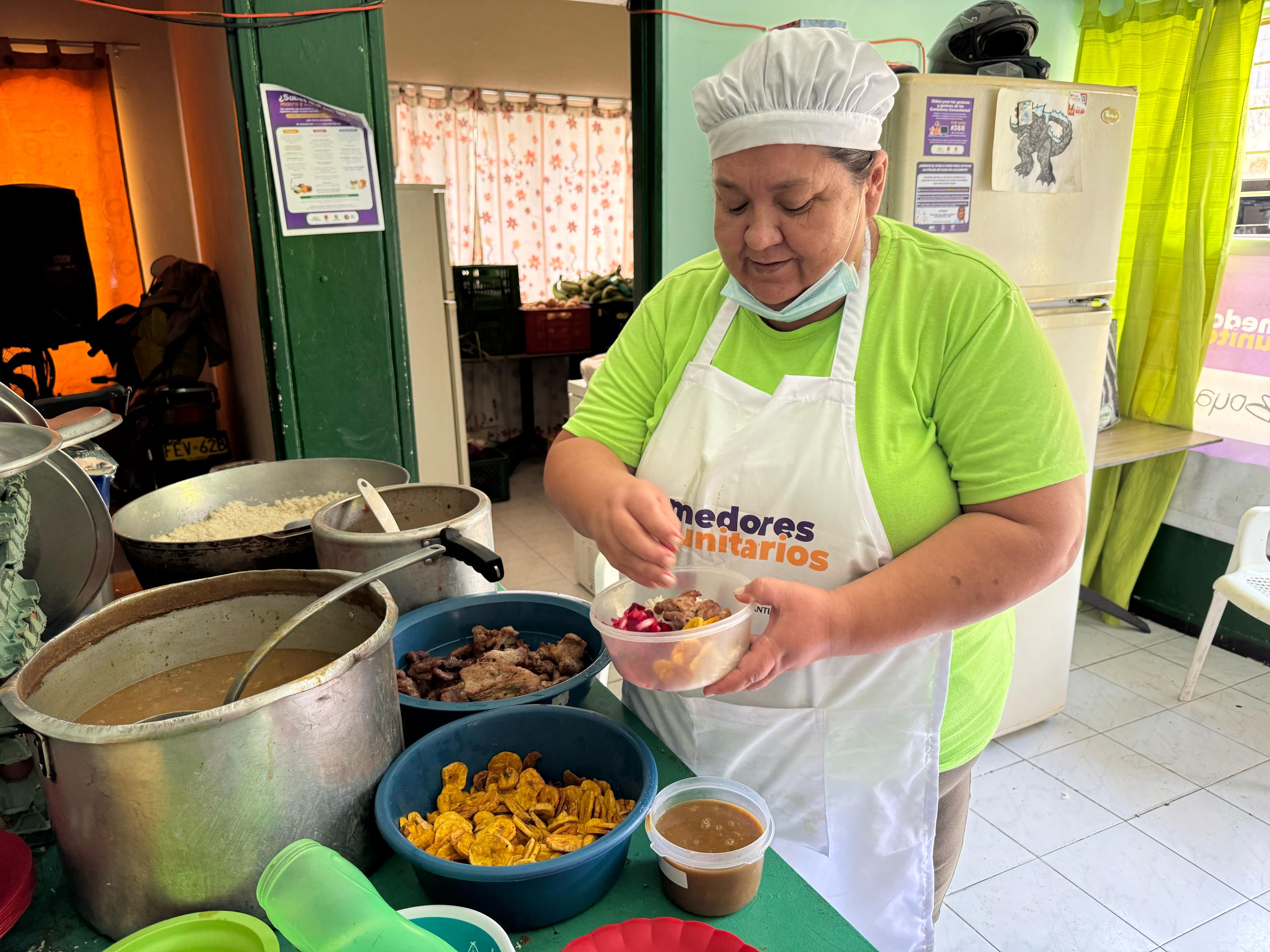 Los viernes, en el comedor comunitario del barrio Boyacá, suelen preparar fríjoles con carne de cerdo, ensalada, arroz y plátano.