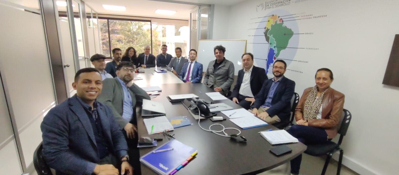 La delegación de expertos de la Universidad de Bolonia y los especialistas del Programa DRET II dan inicio al proyecto en las oficinas de La Agencia Italiana de Cooperación para el Desarrollo (AICS) en Bogotá.