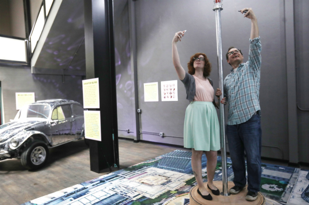 La exposición está cargada de datos curiosos sobre el fenómeno, como por ejemplo que se toman selfies más mujeres que hombres. / AFP