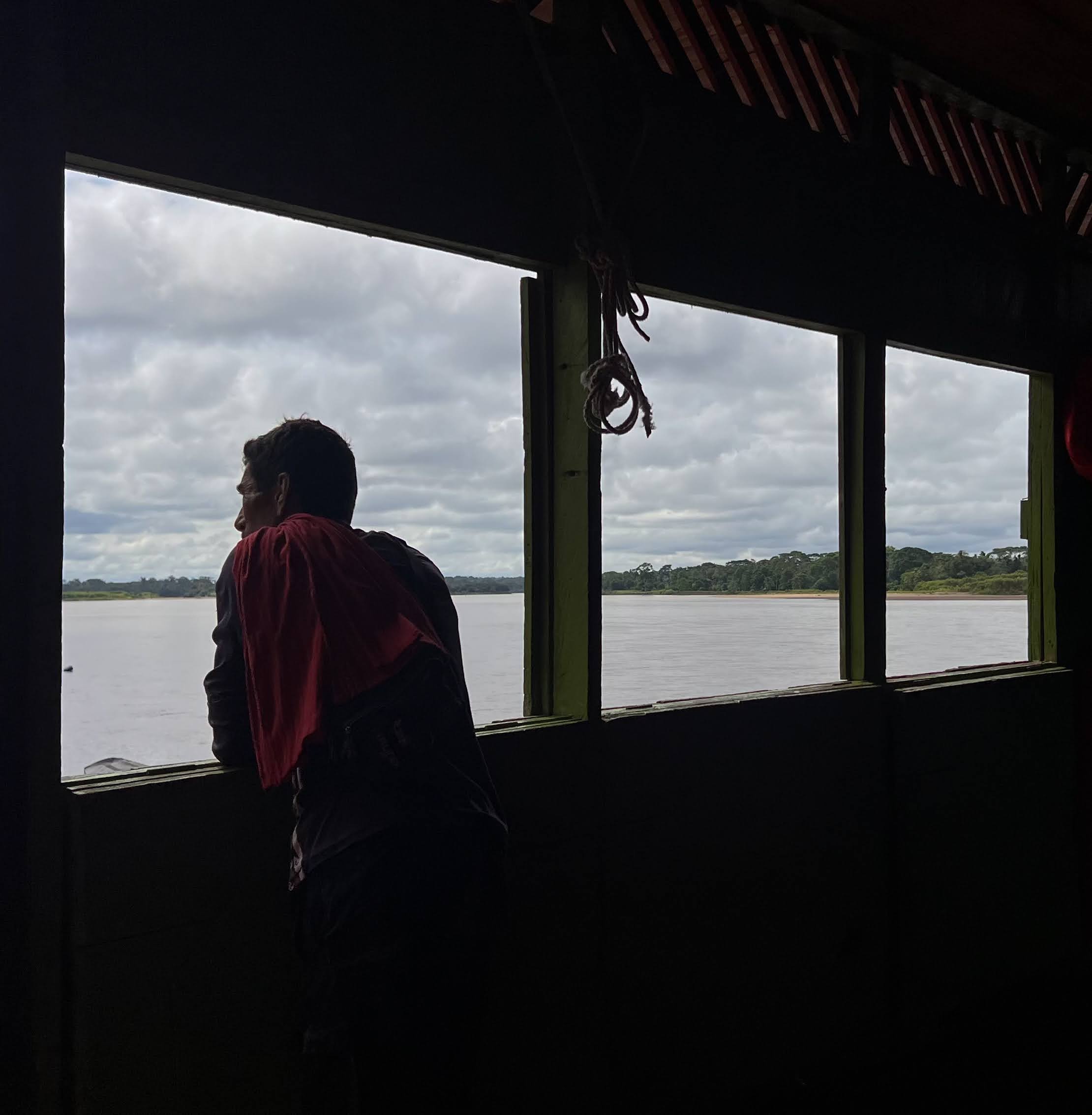 Un poblador de Solita observa el río Caquetá, donde también hubo restricciones de movilidad a finales de enero.