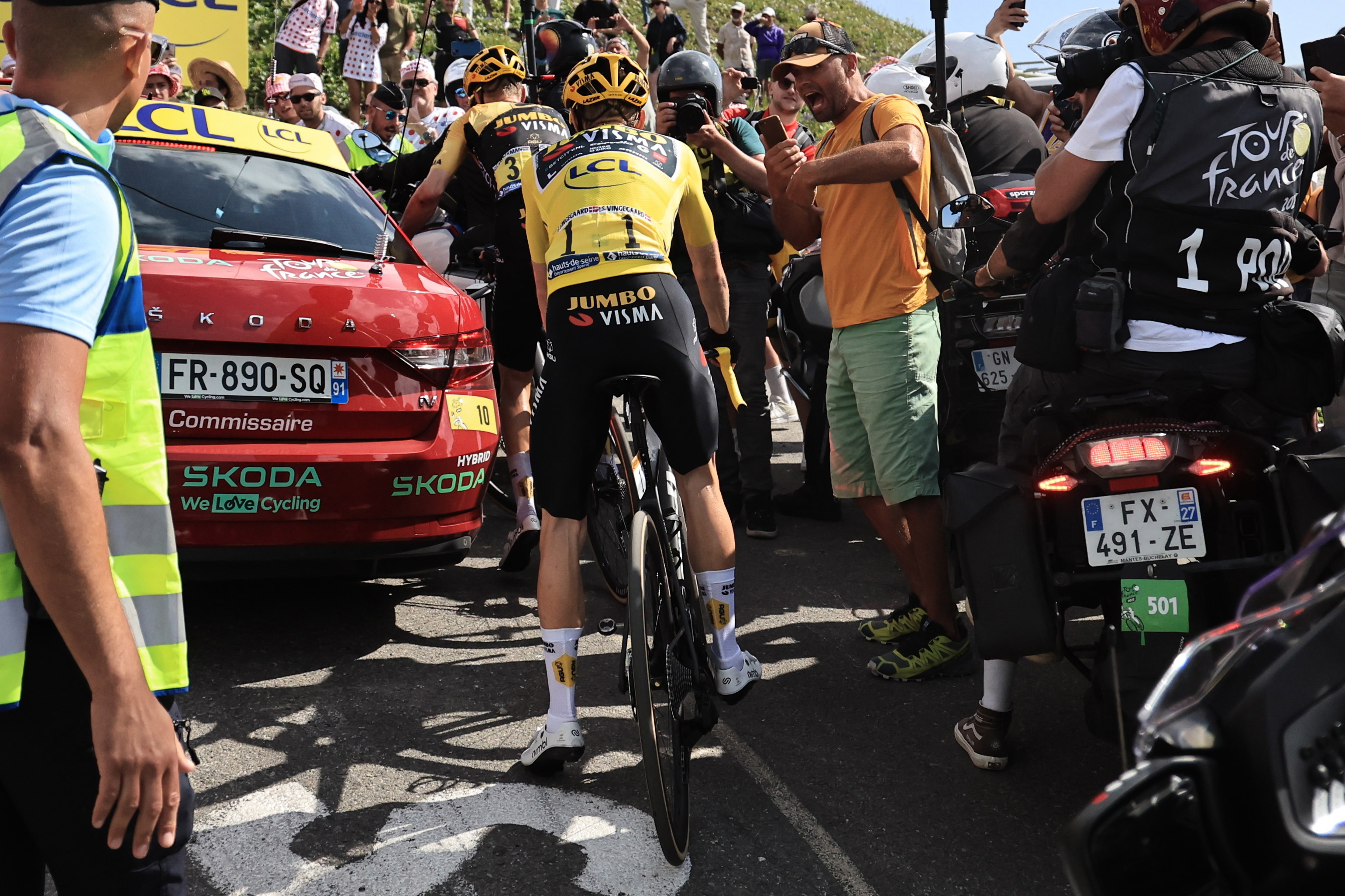 Courchevel (France), 19/07/2023.- Danish rider Jonas Vingegaard of team Jumbo-Visma gets blocked by the race director's car during the 17th stage of the Tour de France 2023, a 166kms race from Saint-Gervais Mont-Blanc to Courchevel, France, 19 July 2023. (Ciclismo, Francia) EFE/EPA/CHRISTOPHE PETIT TESSON