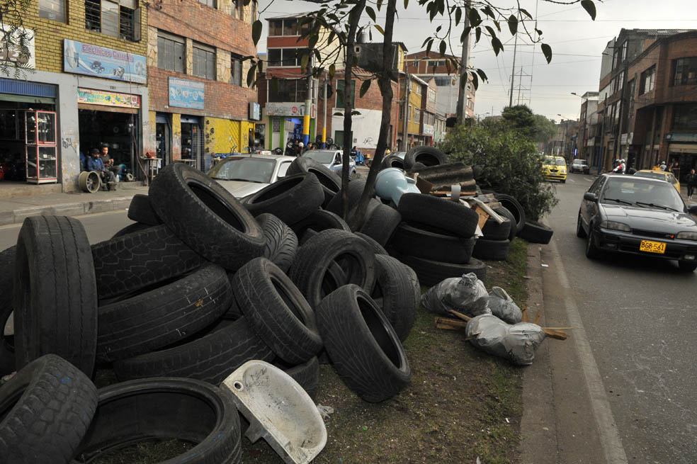 Autoridades por fin toman las riendas de las llantas usadas
