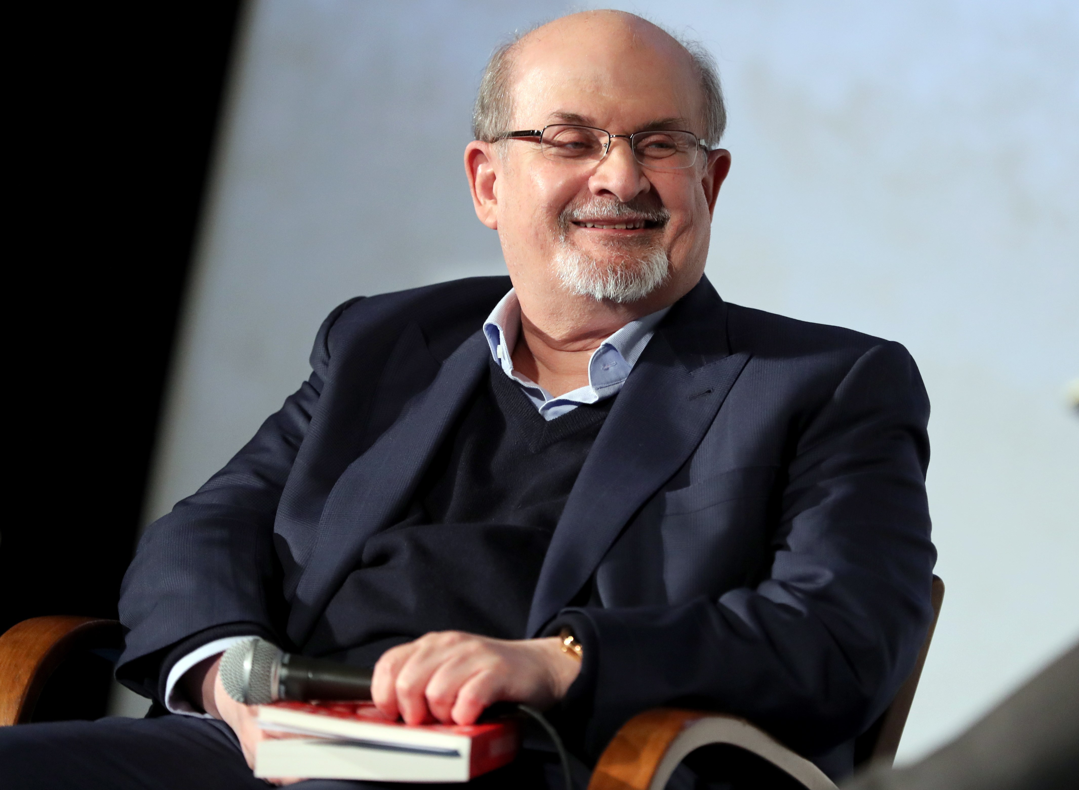 Salman Rushdie da primeras señales de recuperación tras ser apuñalado