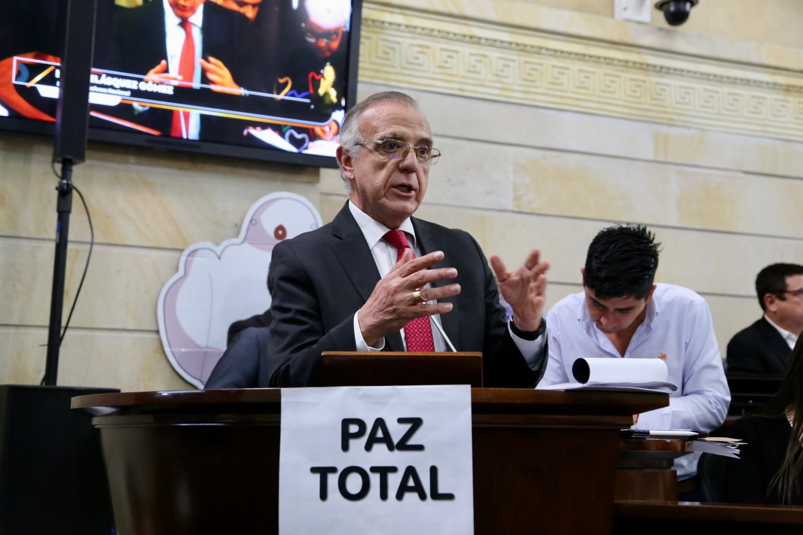 Iván Velásquez, ministro de Defensa, enfrenta moción de censura en el Congreso