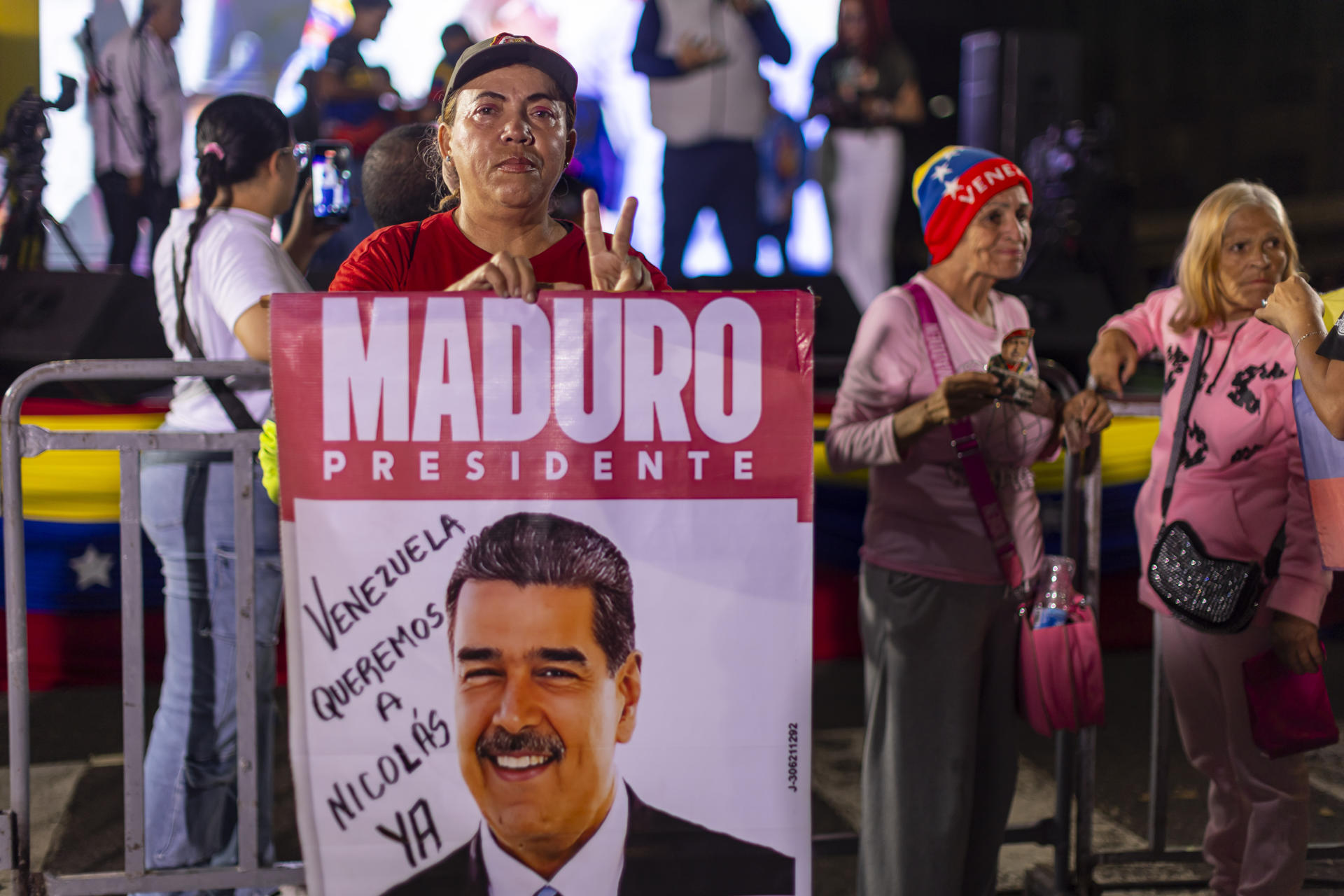 AME1434. CARACAS (VENEZUELA), 02/02/2026.- Una persona sostiene un cartel con la imagen del mandatario venezolano, Nicolás Maduro, durante en una vigilia este lunes, en Caracas (Venezuela). Decenas de chavistas se reunieron en una avenida del oeste de Caracas para llevar a cabo una vigilia en la que exigen el regreso de Maduro, y su esposa, Cilia Flores, quienes cumplen un mes detenidos en Estados Unidos, tras un ataque militar a la capital venezolana y otras tres regiones cercanas. EFE/ Miguel Gutiérrez
