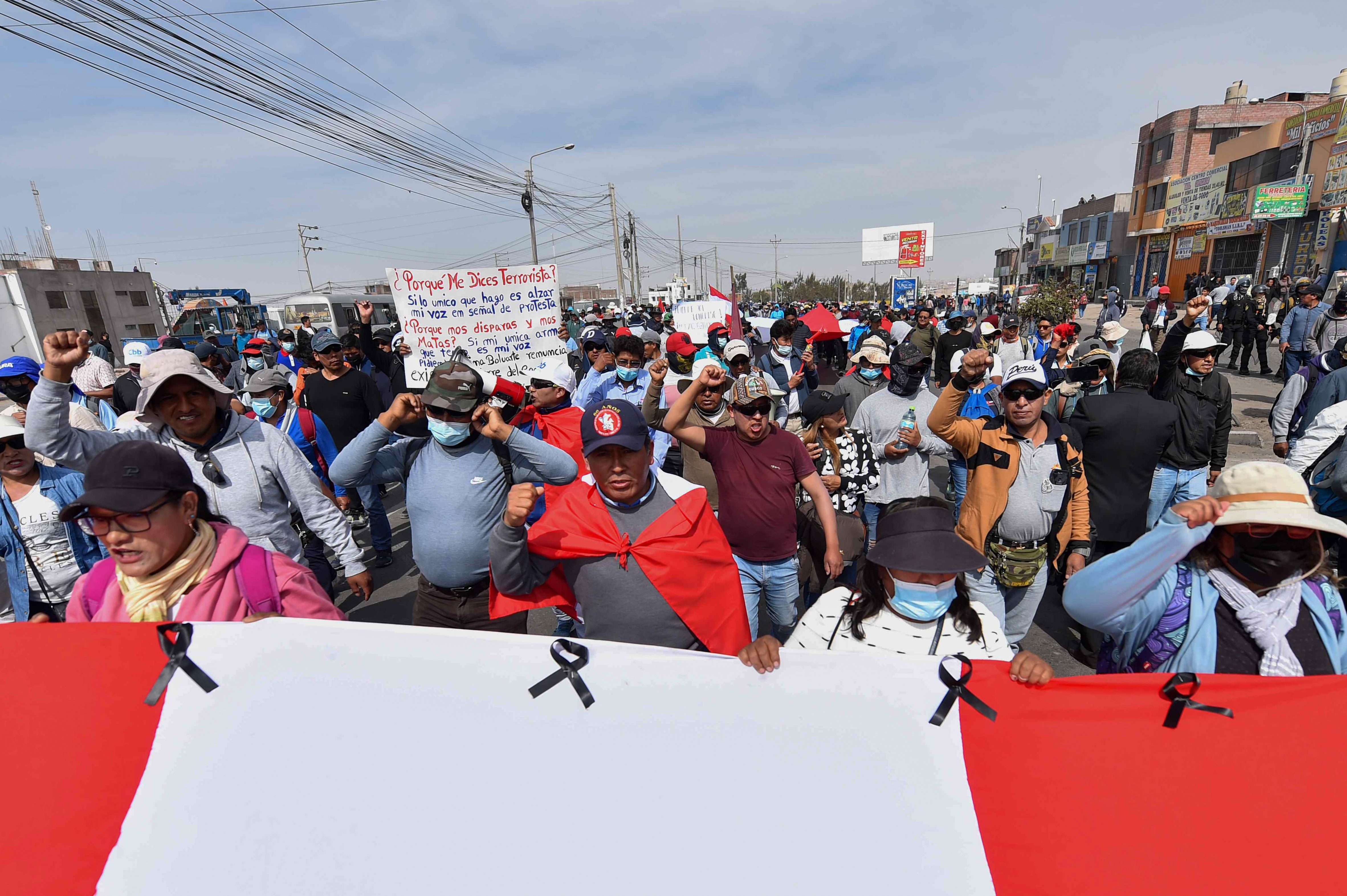 Protestas contra el gobierno en Perú se reinician con bloqueo de vías