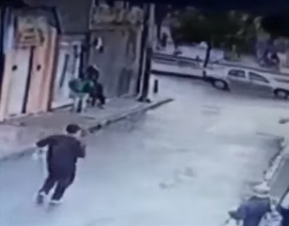 En las cámaras de seguridad se ve cuando el hombre se lleva a Sasha hacia la esquina de la carrera Décima con calle Octava.