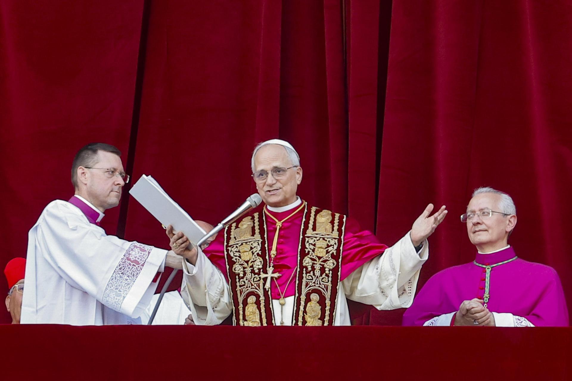 EPA6966. CIUDAD DEL VATICANO (VATICANO), 08/05/2025.- El recién elegido Papa León XIV, el cardenal estadounidense Robert Francis Prevost, saluda a los fieles desde la Basílica de San Pedro, Ciudad del Vaticano (Vaticano). EFE/EPA/FABIO FRUSTACI
