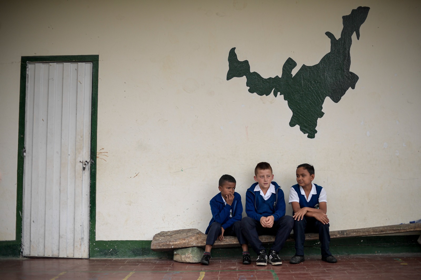 Estudiantes de la escuela Nuestra Señora de Nazareth en Chinavita trabajan en su huerta colectiva, un espacio donde la educación se entrelaza con la naturaleza y el arte.