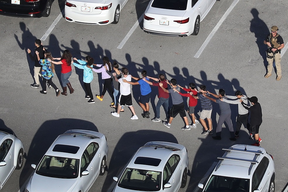 “Armar maestros y marcar áreas seguras» en escuelas, tras tiroteo en Parkland