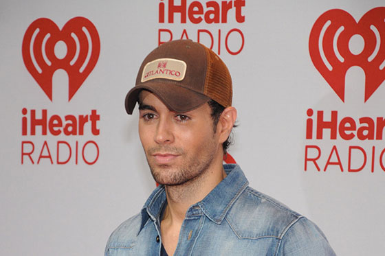 Enrique Iglesias se desnudará en público
