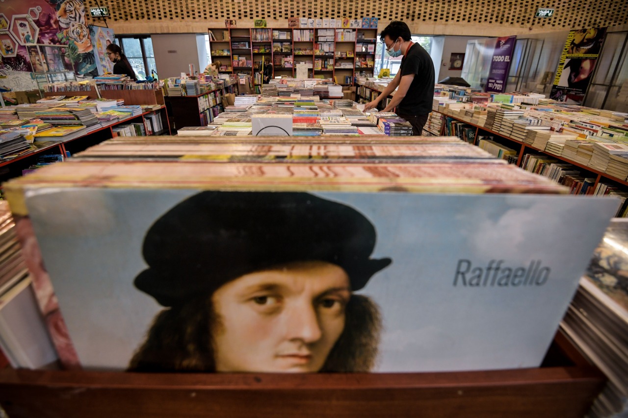 Conversatorios, libros y lluvia: el noveno día de la Feria del Libro de Bogotá